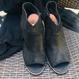 Lucky Brand LK-Lizara Black Heels Block Zip